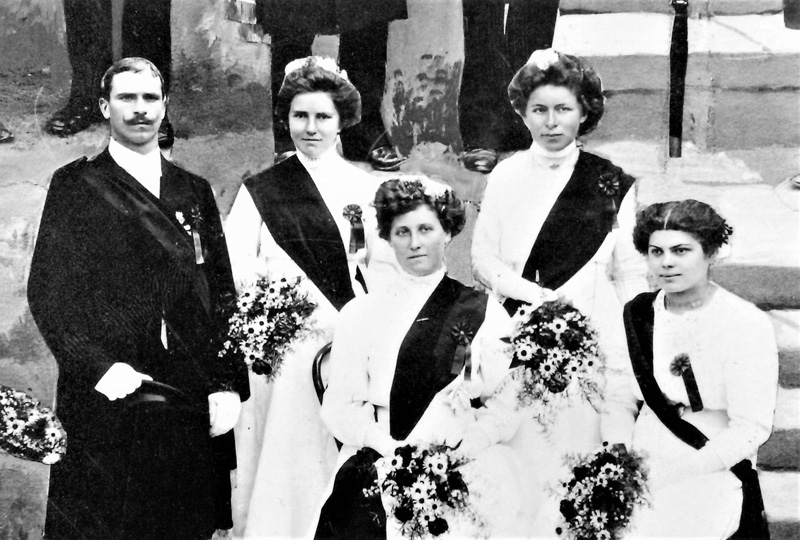 Liederkranz Sängerfest 1911 , 4 Festdamen mit ihrem Festdamen- Führer